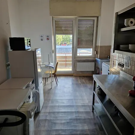 1 Og Links Penzini Monteurzimmer C Durlach Fuer 6 Personen アパート *